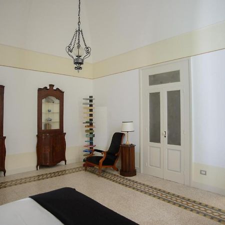 Palazzo Introna Bed & Breakfast Mola di Bari Exterior photo