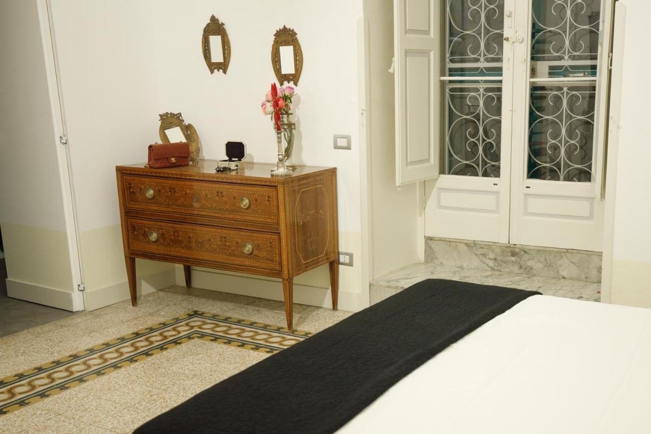 Palazzo Introna Bed & Breakfast Mola di Bari Exterior photo