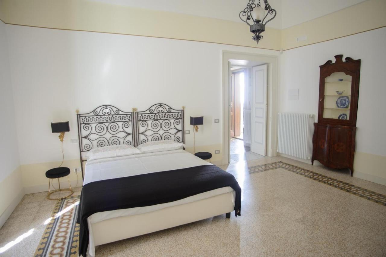 Palazzo Introna Bed & Breakfast Mola di Bari Exterior photo