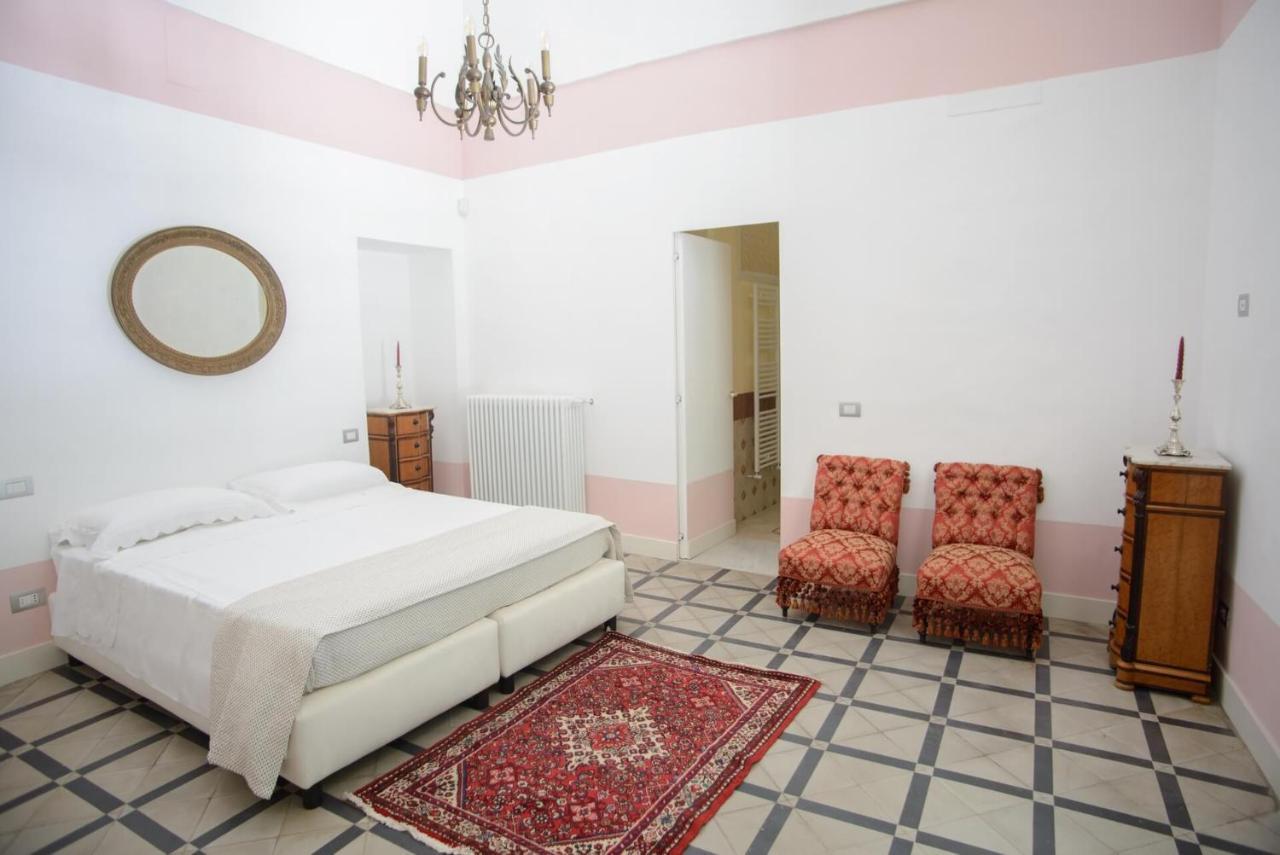 Palazzo Introna Bed & Breakfast Mola di Bari Exterior photo