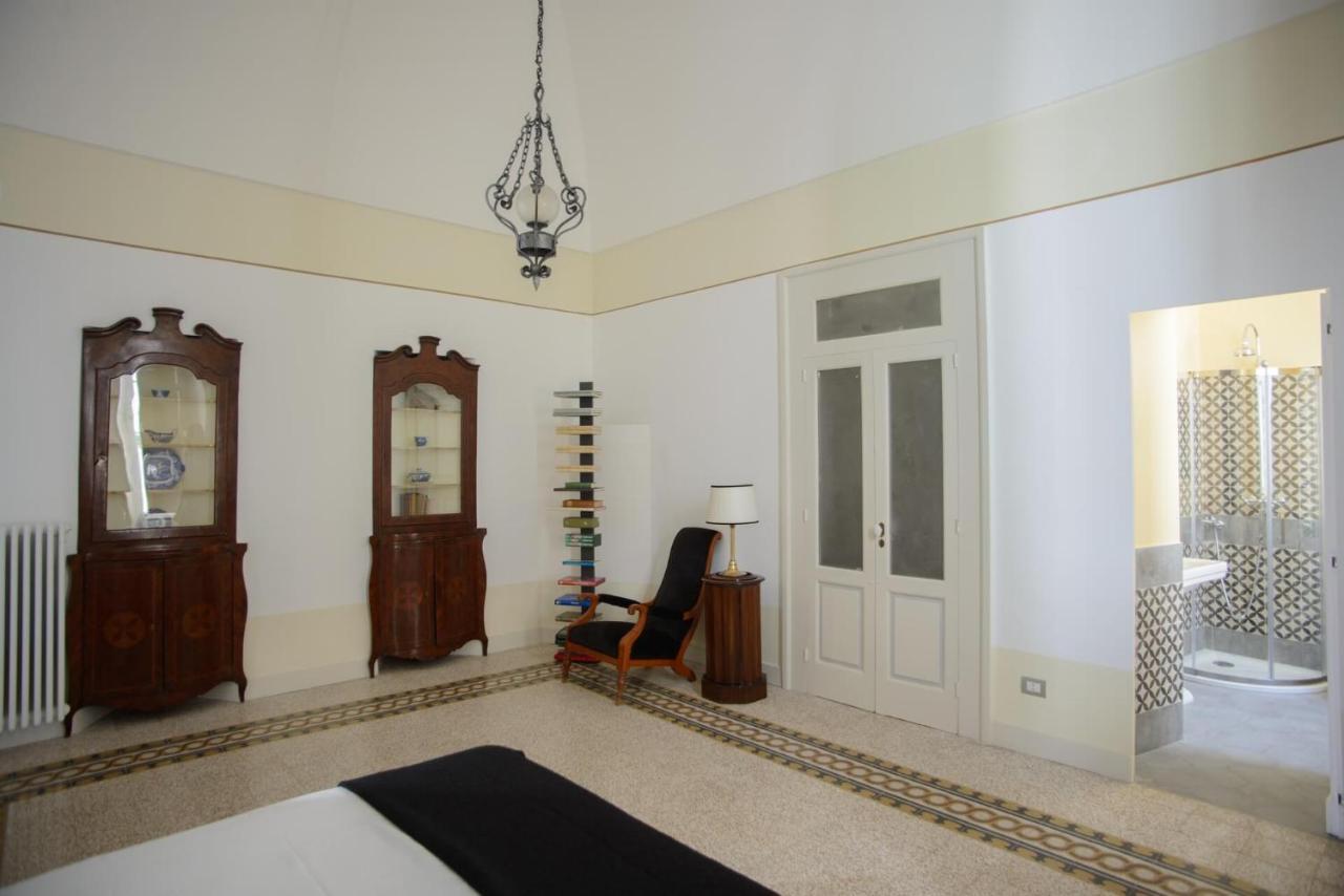 Palazzo Introna Bed & Breakfast Mola di Bari Exterior photo